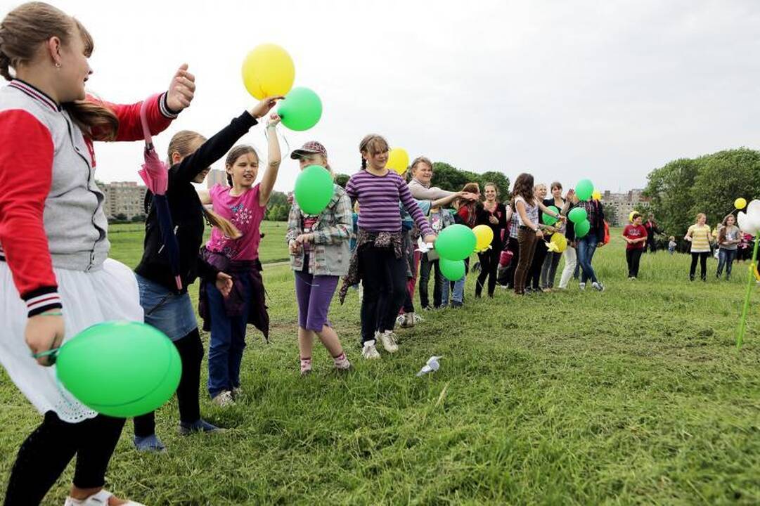 I. Simonaitytės  kalną   apjuosė   vaikai
