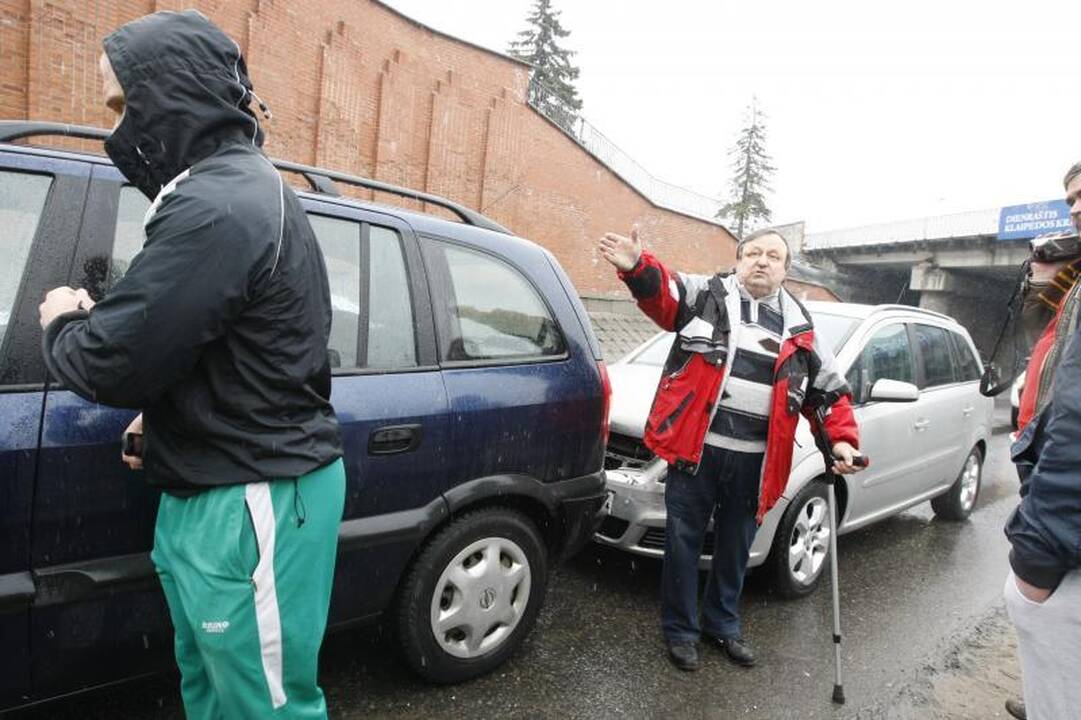 Klaipėdoje prie viaduko susidūrė trys mašinos