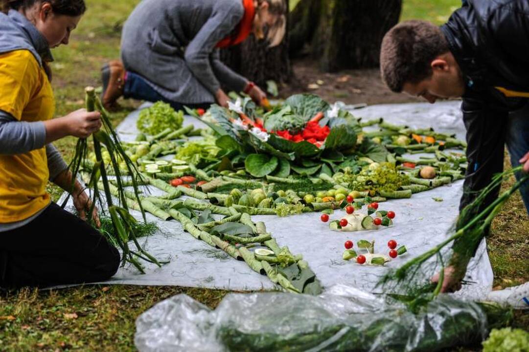 Rudens mugėje – dobilų alus, daržovių kilimai ir šakočio dalybos