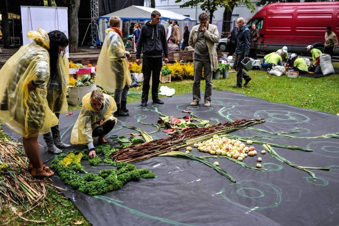 Rudens mugėje – dobilų alus, daržovių kilimai ir šakočio dalybos