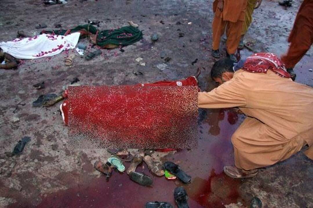 Pakistane dvigubos mirtininkų sprogdintojų atakos aukų padidėjo iki 50 (atnaujinta)