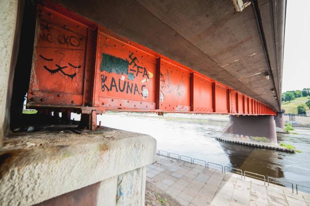 Kaune ant Aleksoto tilto nupieštos svastikos 