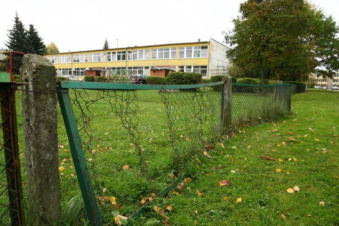 Vaikų darželiuose akis bado išlūžusios tvoros ir perpildytos grupės