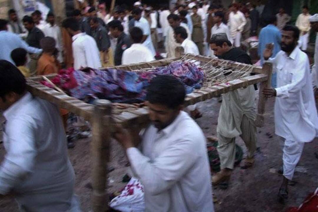 Pakistane dvigubos mirtininkų sprogdintojų atakos aukų padidėjo iki 50 (atnaujinta)