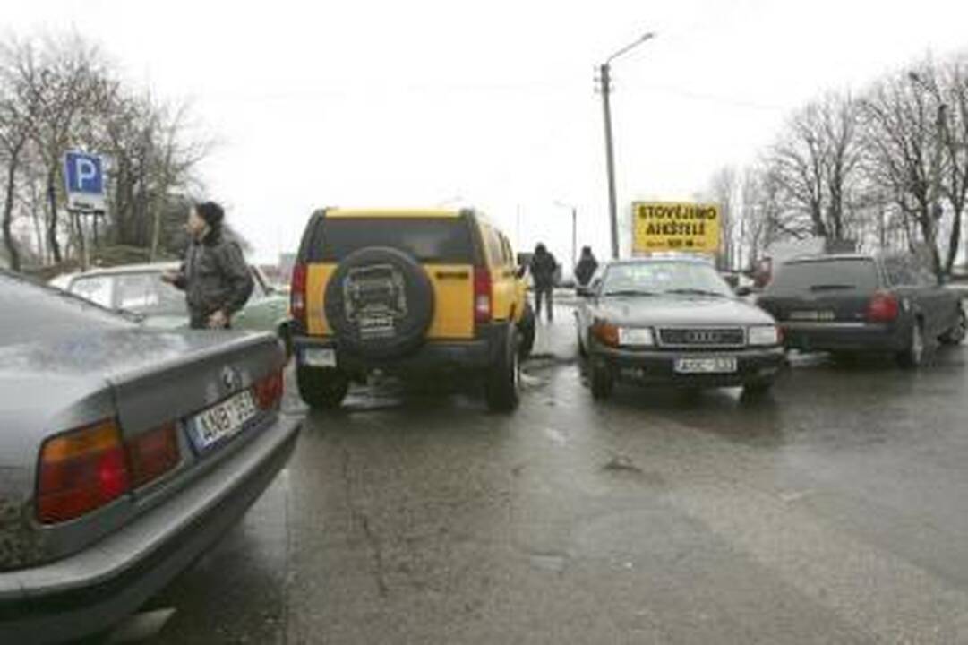 Turgavietės – automobilių apsuptyje