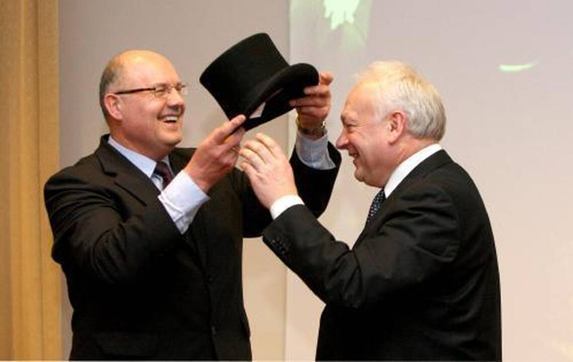 Naujasis rūmų prezidentas papuoštas cilindru