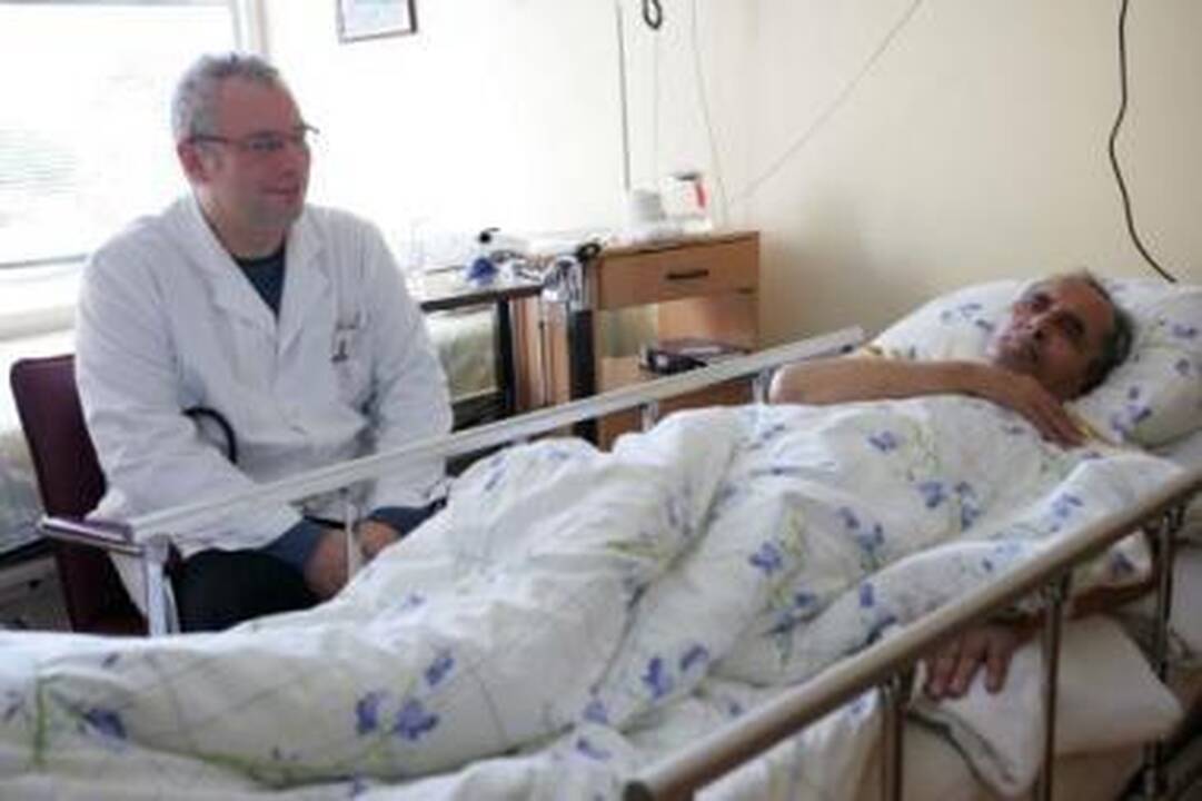 Sveiksta: gydytojas J.Treideris nuoširdžiai džiaugiasi, kad profesoriaus G.Uždavinio operuotas ir jo prižiūrimas A.J.Merkys grįžta į gyvenimą.