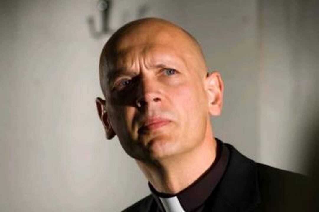 Šešėlis: parapijos kunigas pjesėje kaltinamas, kad seksualiai išnaudoja juodaodį moksleivį.