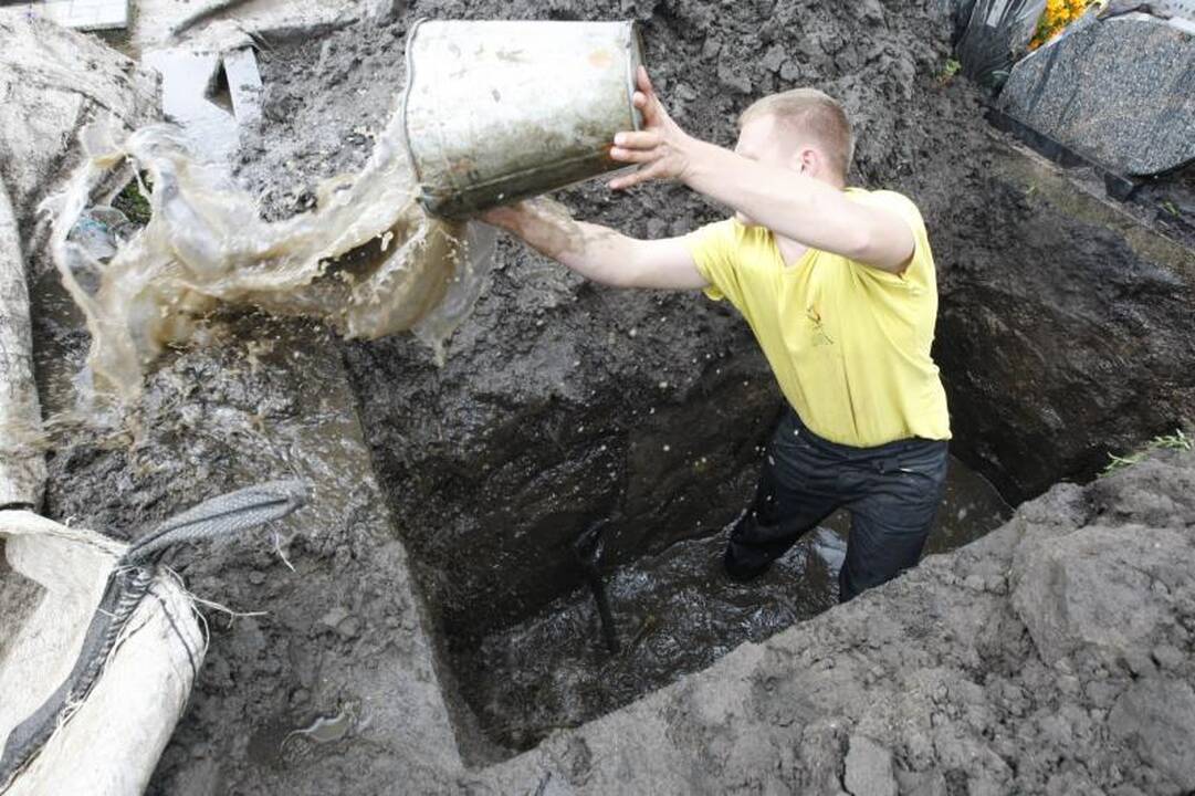 Artimųjų kapai Lėbartų kapinėse skęsta vandenyje
