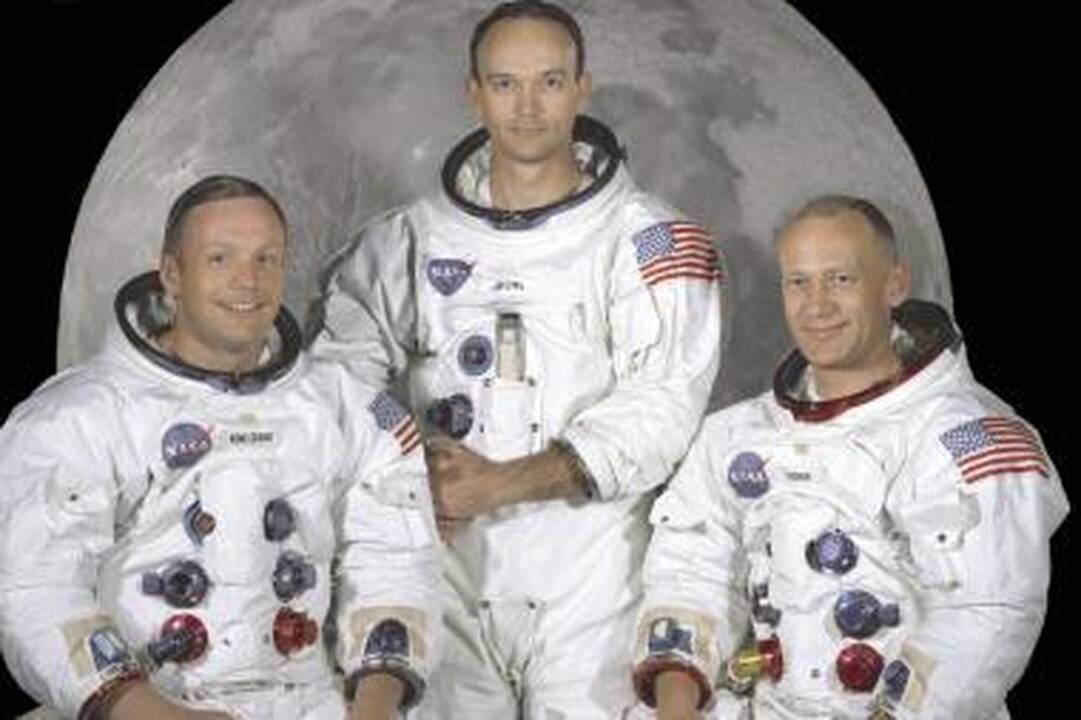 Pirmieji: į Mėnulį skridusi komanda: N.Armstrongas, (kairėje), E.Aldrinas, (dešinėje) ir M.Collinsas.
