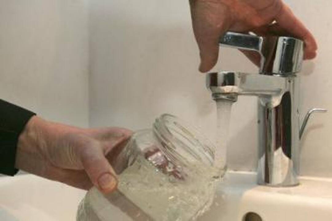 Priminimas: prileidę vandens į stiklainį neužmirškime užsukti dangtelio.