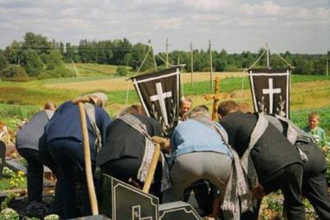Momentas: laidotuvių ritualai M.Kavaliausko fotografijose kartais atrodo tragikomiškai.