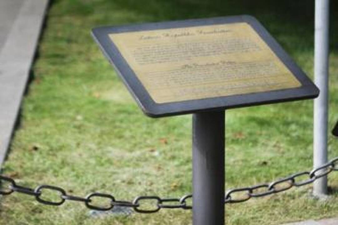 Modernas: smalsiems turistams siūloma apie apžiūrimus objektus sužinoti daugiau – lentoje nurodytas trumpasis numeris, kurį surinkus įsijungia audiogidas.