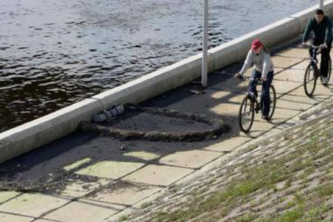 Nesibaigia: šioje Nemuno krantinės vietoje žiemą ir vasarą jau ne pirmi metai atkakliai sunkiasi teršalai.