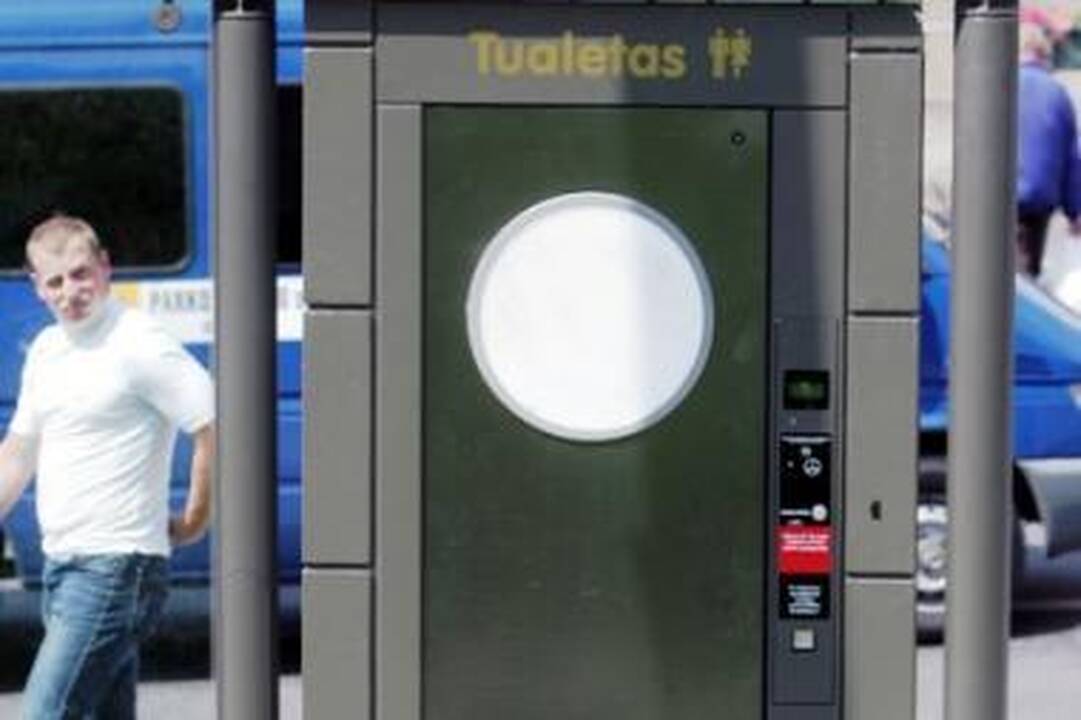 Nesiryžta: į pradėjusius veikti automatinius tualetus vilniečiai kol kas žiūri nedrąsiai.