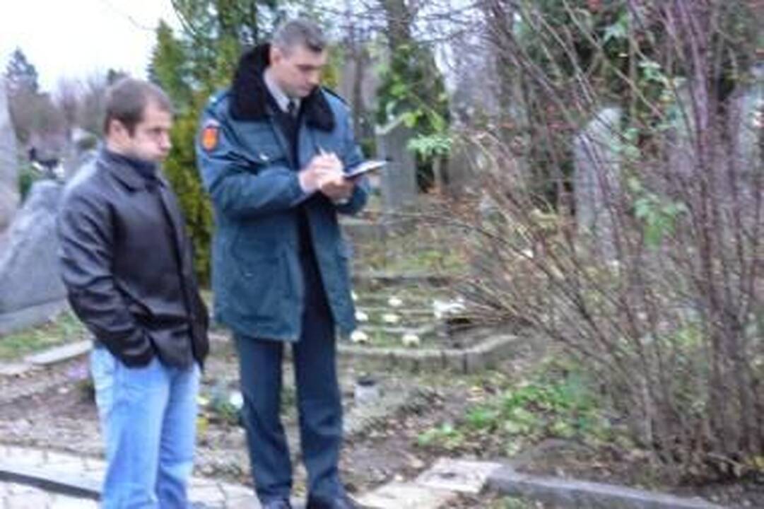 Netikėtumas: atvažiavęs sutvarkyti tėvo kapo, vyras rado jį suniokotą ir iškvietė policiją.
