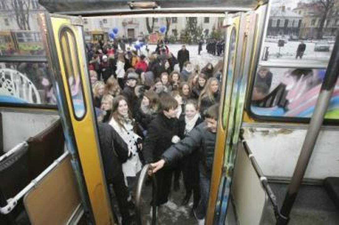 Dvejonė: ar per piką lipdami pro priekines duris vilniečiai nesugriaus sostinės viešojo transporto grafikų?