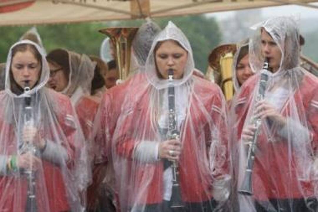 Nepasisekė: koncertuoti atvykę muzikantai tikėjosi sulaukti geresnio oro.