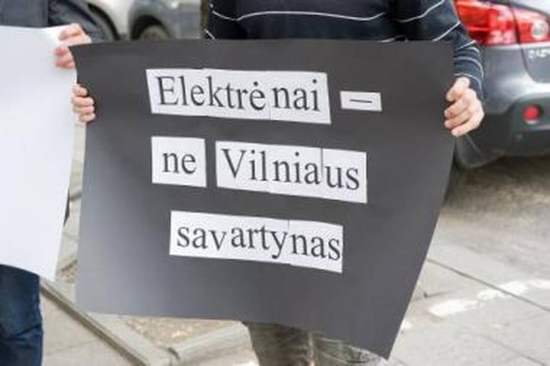 Užsispyrę: Kazokiškių sąvartyno pašonėje įsikūrę žmonės žada nenurimti, kol jų neišgirs aukščiausia valdžia.