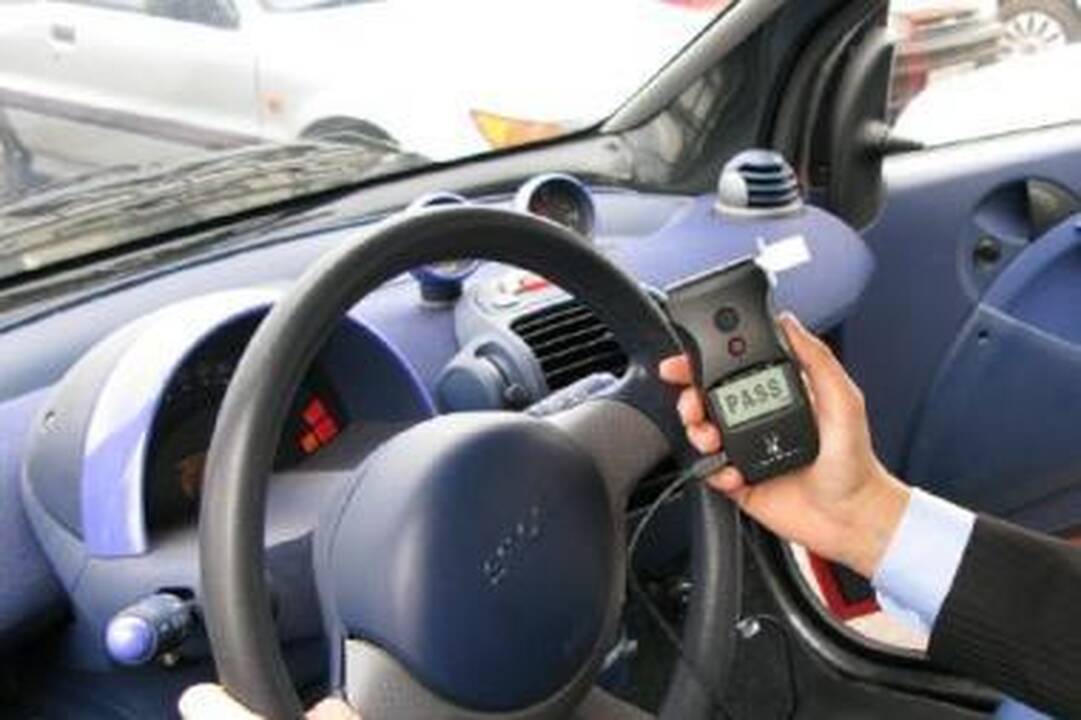 Alternatyva: taurelės mėgėjus siūloma tramdyti automobiliuose įdiegiant alkoholio matuoklio ir užrakto sistemą, kuri neleistų užvesti mašinos.	"Alkotesterio" nuotr.