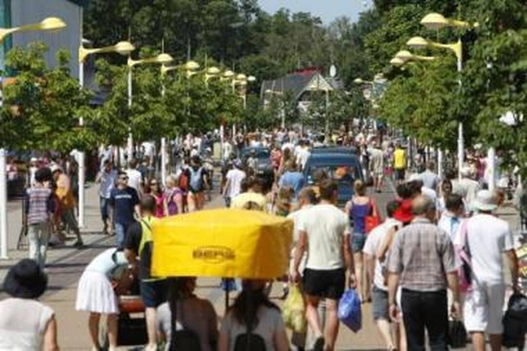 Faktas: karšta šiųmetė vasara į Palangą atviliojo tūkstančius poilsiautojų.