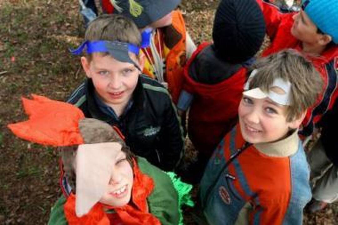 Su paukščių kaukėmis – šimtai vaikų