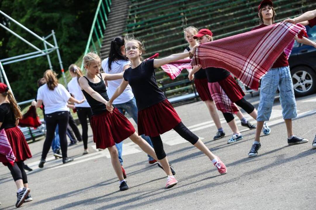 Tautinius šokius     paįvairins ekstremalai