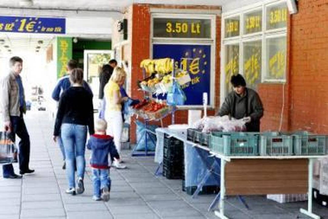 Nelaimė: klaipėdiečio sprendimas nusidurti prie vaisių prekyvietės šokiravo ne vieną praeivį.