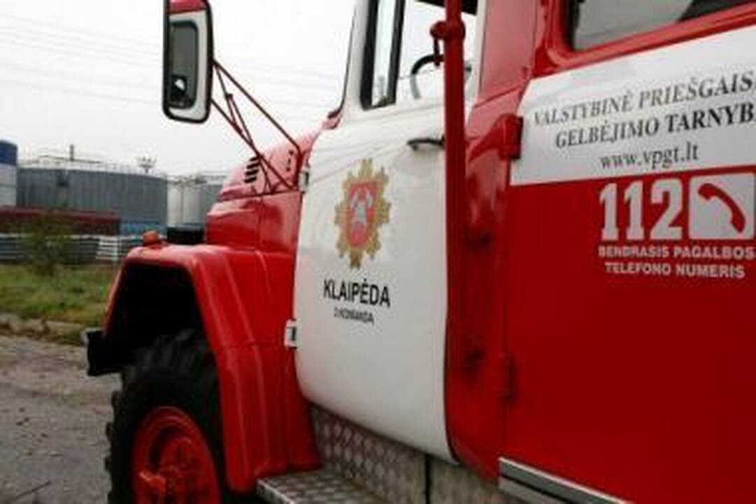 Linksmybės: du neblaivius vyrus iš vandens ištraukė ugniagesiai gelbėtojai.
