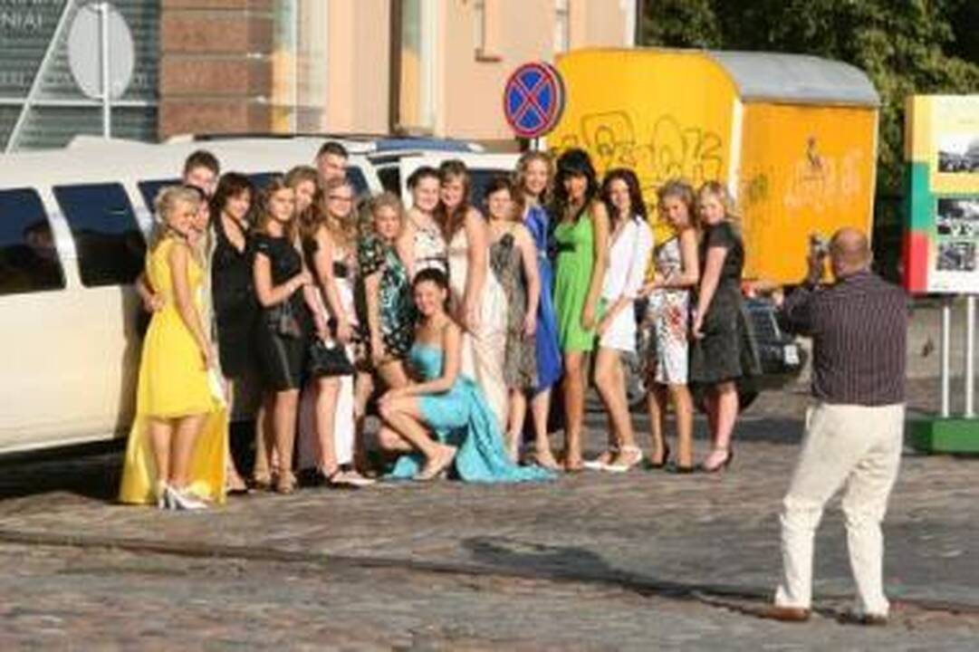 Prašmatniai: sunkmečiu abiturientai neatsisako užmojų į pokylius vykti limuzinais.