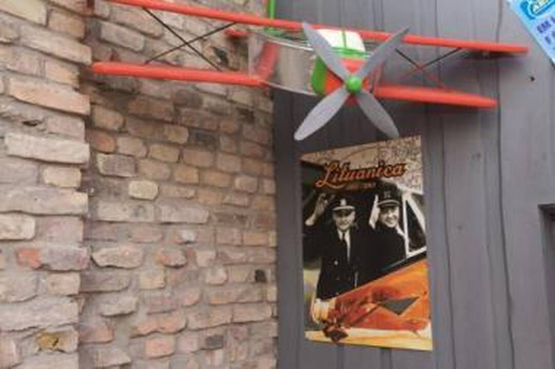 Atributai: "Marceliukės klėtyje" naujai įrengtame lakūnų kambaryje galima apžiūrėti įvairius su aviacija susijusius daiktus.