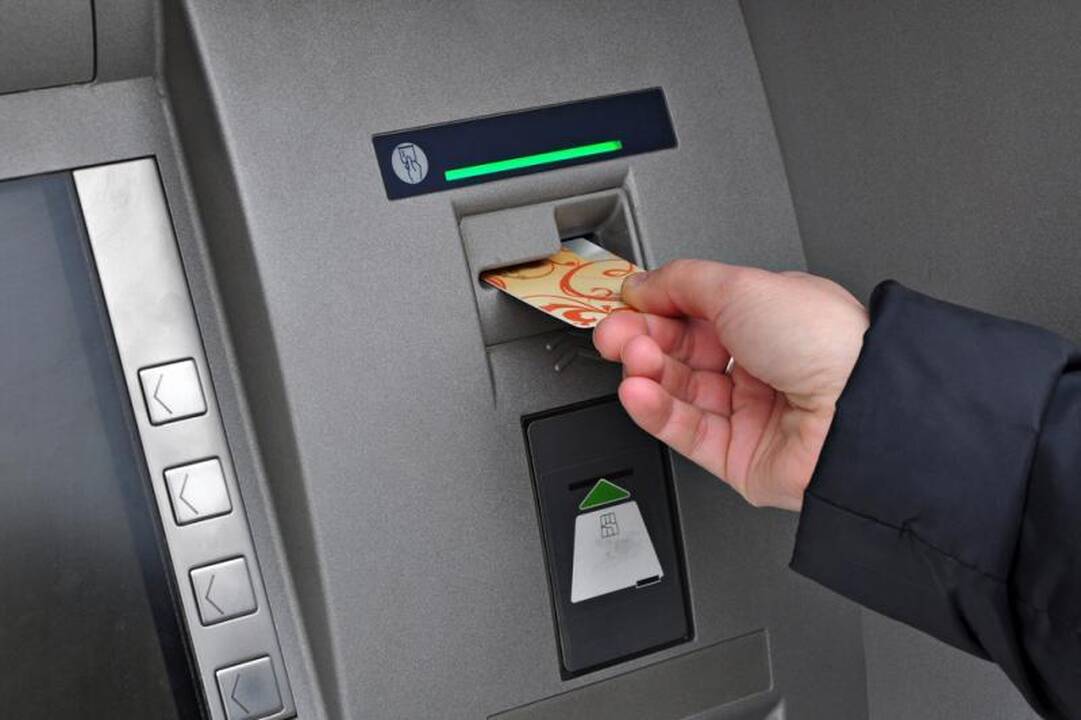 Banko kortelės tebėra daugelio pensininkų baubas