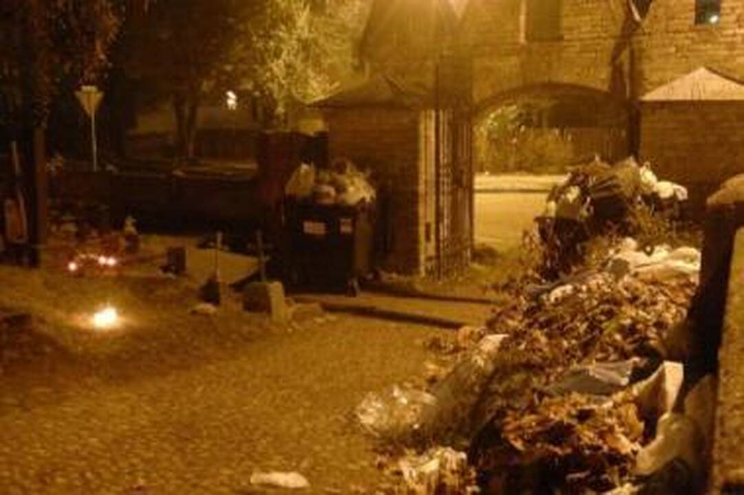 Pasiruošimas: nedideles Saulės kapines Vėlinių išvakarėse "puošė" šiukšlės.