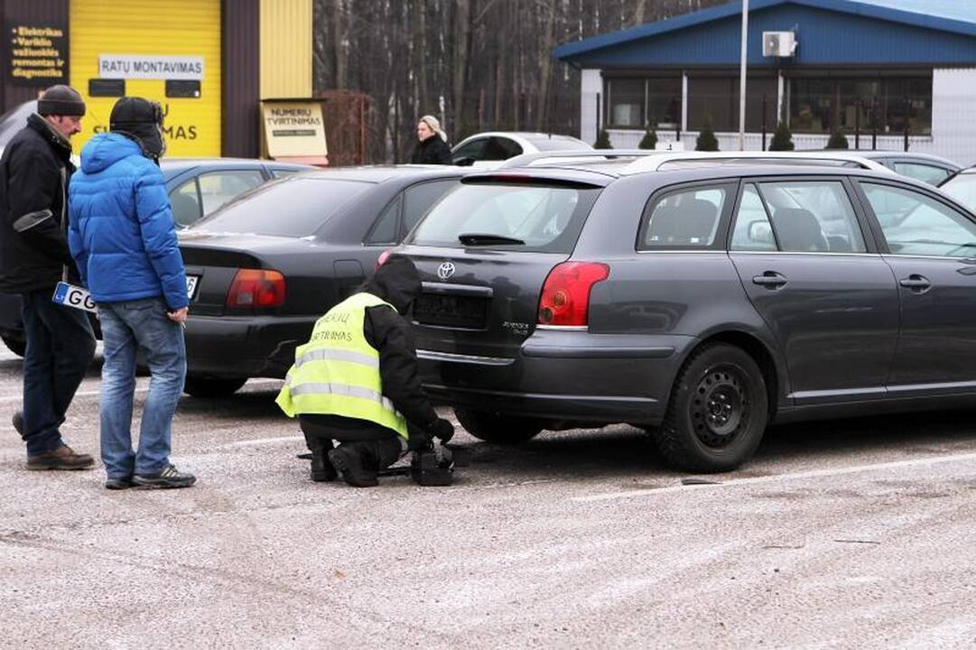 Už raudonus numerius vairuotojams gresia baudos