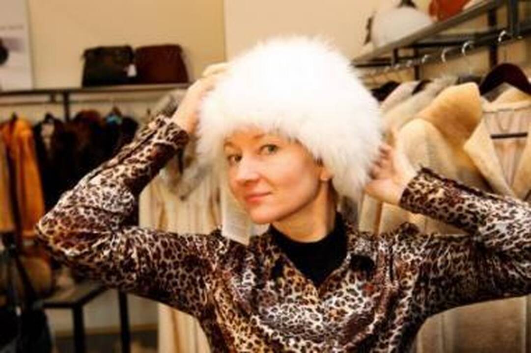 Kaunietės: geriau nevalgys, bet prabangių kailinių neatsisakys.