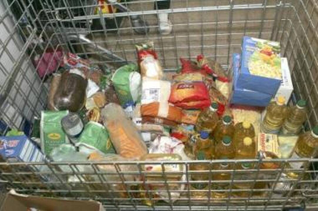 Savanoriai: "City Service" darbuotojai pasisiūlė po darbo valandų padėti rinkti maisto produktus.