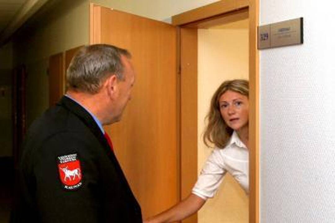 Nesvetinga: biuro duris E.E.Lumbienė atidarė, bet prisistatyti nesutiko.