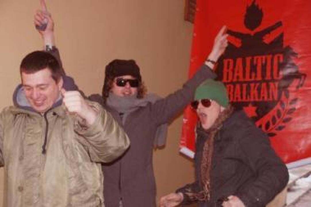 Išskirtinumas: projekto "Baltic Balkan" iniciatoriai: "Baltic Balkan" geriausiai skambėtų prieblandoje skendinčioje Balkanų tavernoje, kur liejasi rakija, o vyrai rūko tik namie augintą...