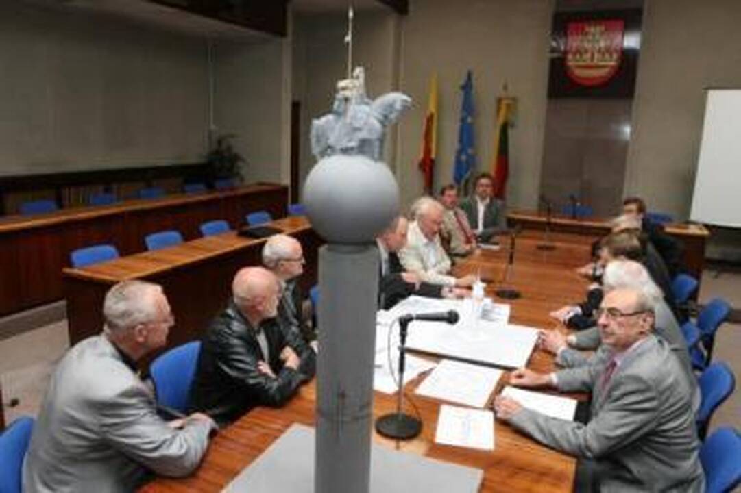Bendradarbiavimas: paminklo statybą inicijavusio fondo pirmininkas V.Greičiūnas džiaugėsi, kad idėją palaikė daugybė rėmėjų.