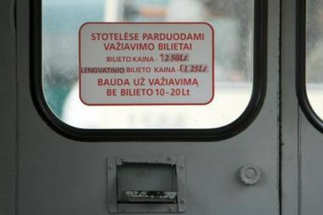 Apgaulė: kai kur viešajame transporte kabo seni įspėjimai apie baudas, tačiau tai nereiškia, kad galioja ir senos baudos.