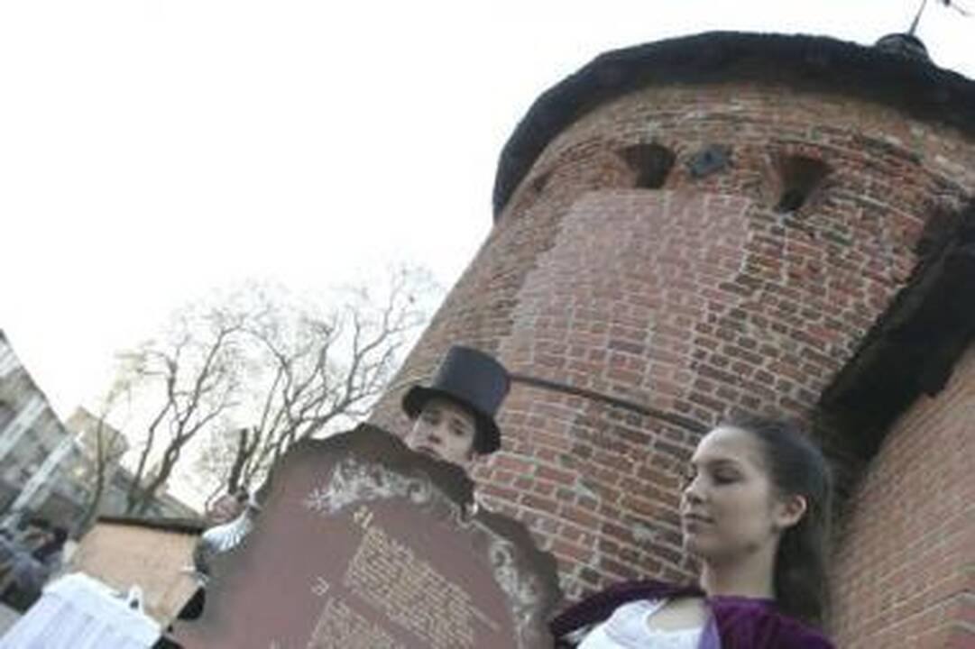 Susitikimas: kiemelyje prie istorinės Kauno miesto sienos susitiko akmuo, ugnis, vanduo, pavasario vakaras ir žmonių šypsenos.