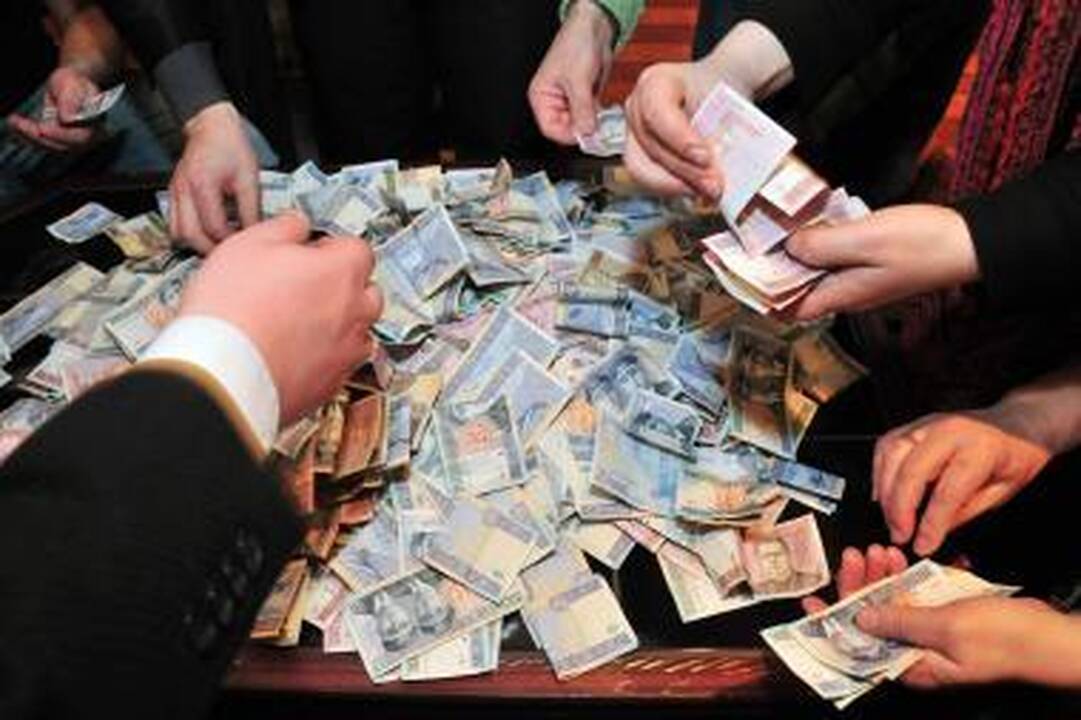 Atseikėja: dviejų savivaldybei priklausančių monopolinių įmonių vadovai per metus savo algoms išsidalija apie du milijonus klaipėdiečių sumokėtų litų.