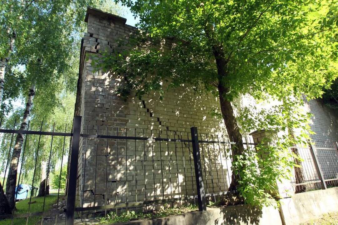 Karo akademijos kaimynus baugina yrančios pastato sienos