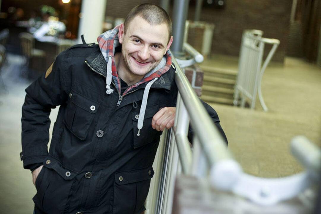 Po keiksmažodžių teatro scenoje – malda bažnyčioje