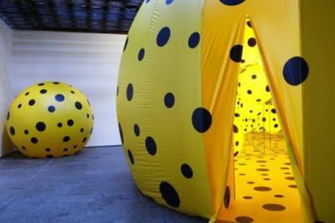 Vizija: žinomiausia pasaulyje japonų menininkė Y.Kusama pristato pripučiamų ir veidrodinių objektų instaliaciją – "Taškelių manija – begalybės veidrodžių kambarys".