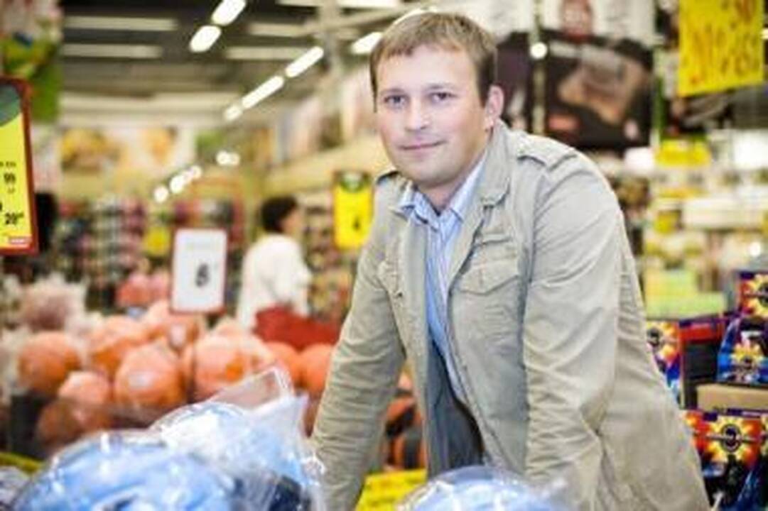Neišskyrė: pradėjęs dirbti prekybos tinkle jokių išskirtinių darbo sąlygų klausos negalią turintis S.Baltakis negavo.