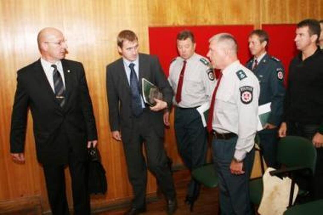 Svečiai: policijos generalinio komisaro pavaduotojas V.Račkauskas bei Finansų ir ekonomikos skyriaus vedėjas R.Berčiūnas gerų žinių uostamiesčio policininkams neatvežė.