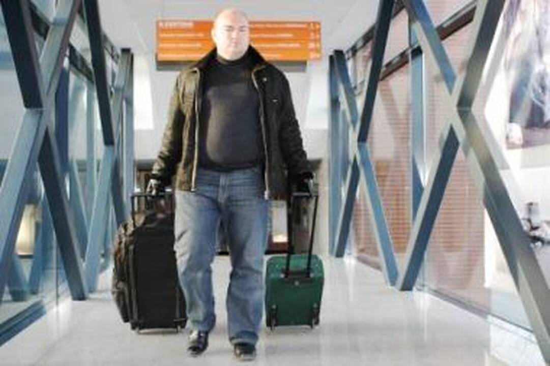 Gėrybės: Dmitrijus Krivenka į "Klaipėdos" redakciją atskubėjo pilnais lagaminais dovanų.