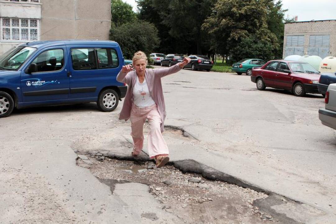 Uostamiesčio kiemų duobėms žada lopus