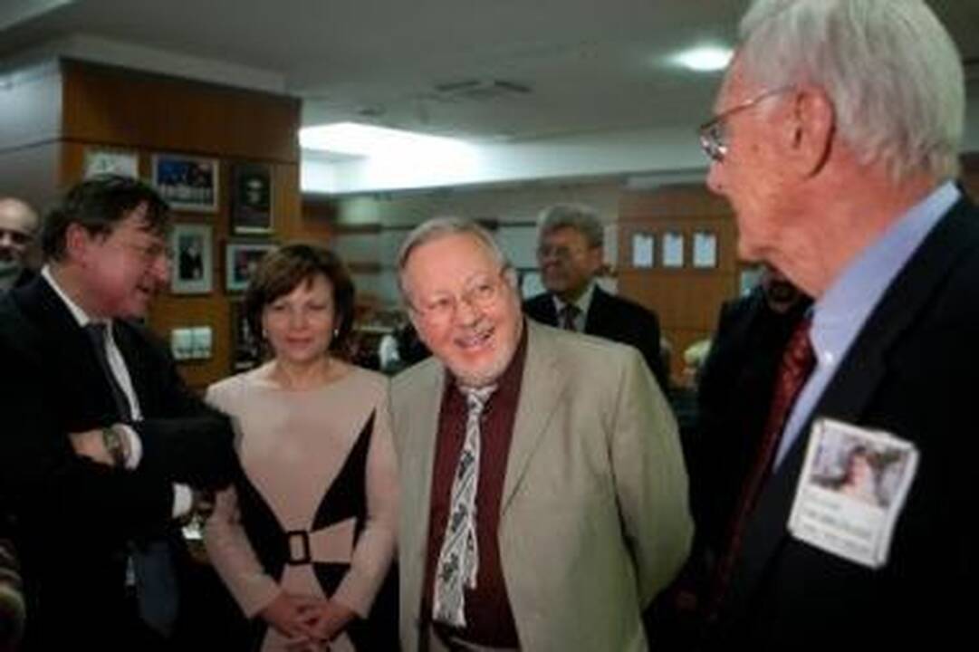 Pergalė: konservatorių sąrašo lyderis V.Landsbergis (viduryje) pirmadienio naktį priiminėjo bendražygių sveikinimus.